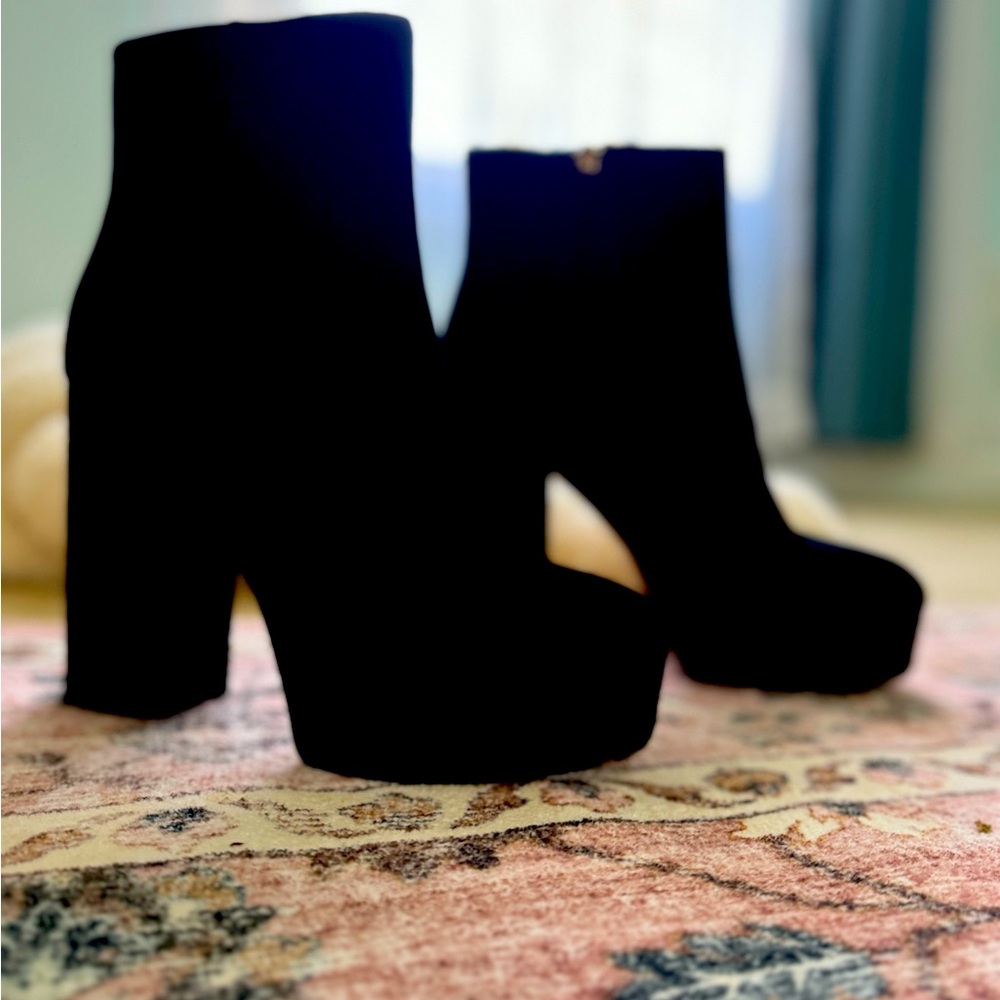 New coach boots worn once in a NY fashion show. To big for me.
